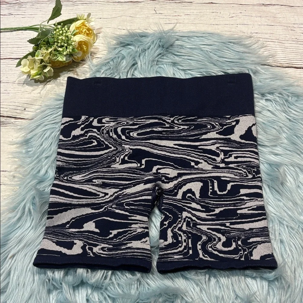 NWT Sweaty Betty Seamless Jacquard Marble Navy Blue Yoga Mid Rise Shorts